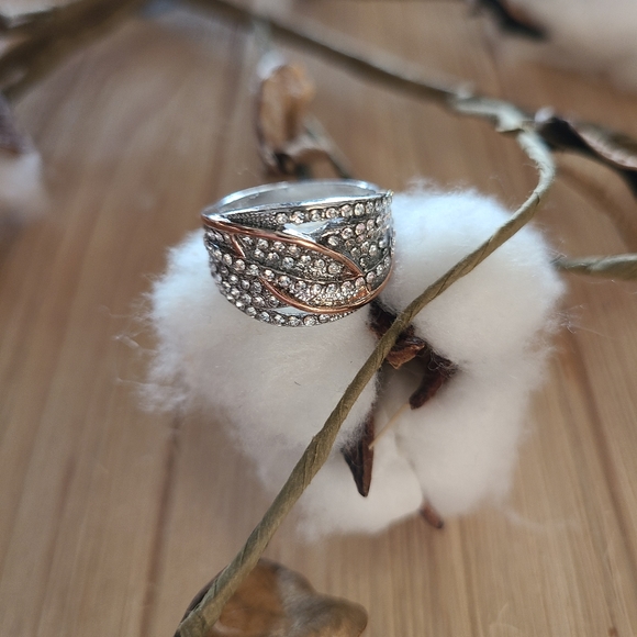 💥💥NEW💥💥Beautiful Twisted ROSE GOLD and SILVER Plated CZ cocktail ring - Picture 10 of 11